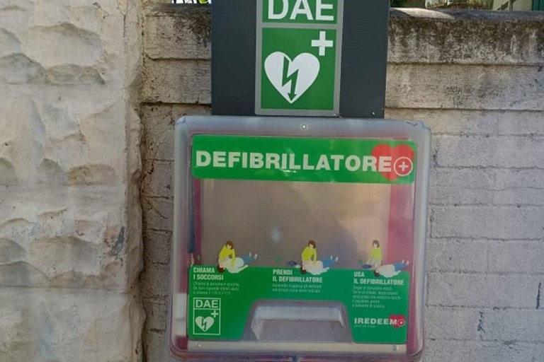 Defibrillatore sparito in piazza Europa