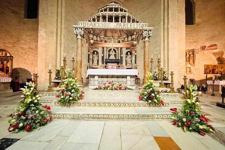 La Basilica di San Nicola addobbata con i fiori di Terlizzi