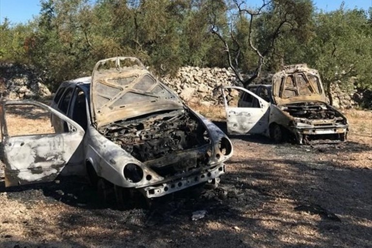 Le due autovetture incendiate rinvenute in località Pozzo Soldano