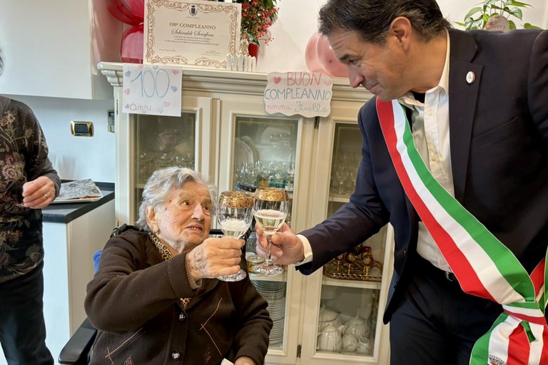 De Chirico brinda con nonna Serafina. <span>Foto Comune di Terlizzi </span>