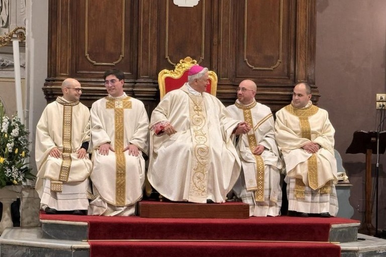 Don Franco De Leo con il vescovo e gli altri sacerdoti