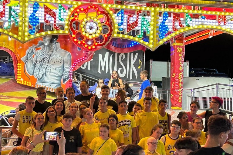 Ragazzi e ragazze delle associazioni al Luna Park