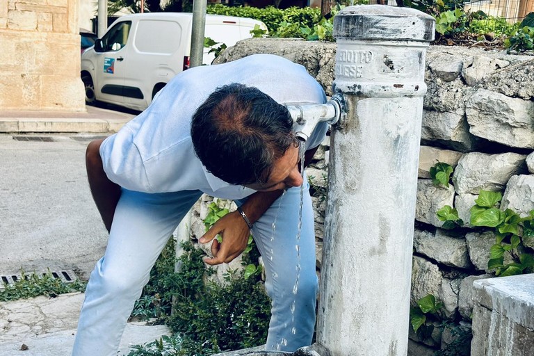 De Chirico beve alla fontanina di vico IV Piscina Nuova