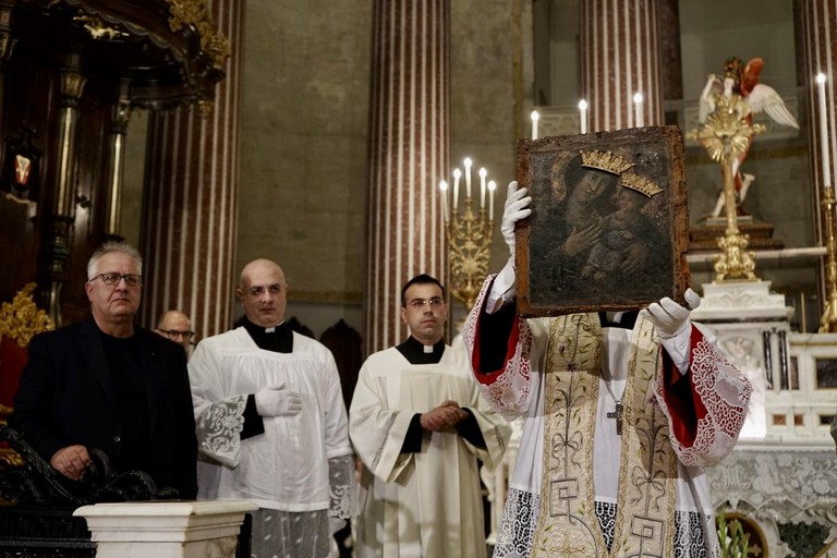 Mons. Cornacchia mostra il quadro 