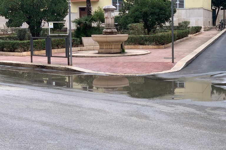 Ampie pozzanghere in via Bovio