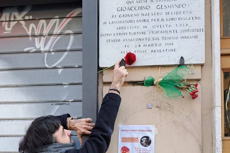 Volpe a Roma davanti alla targa commemorativa