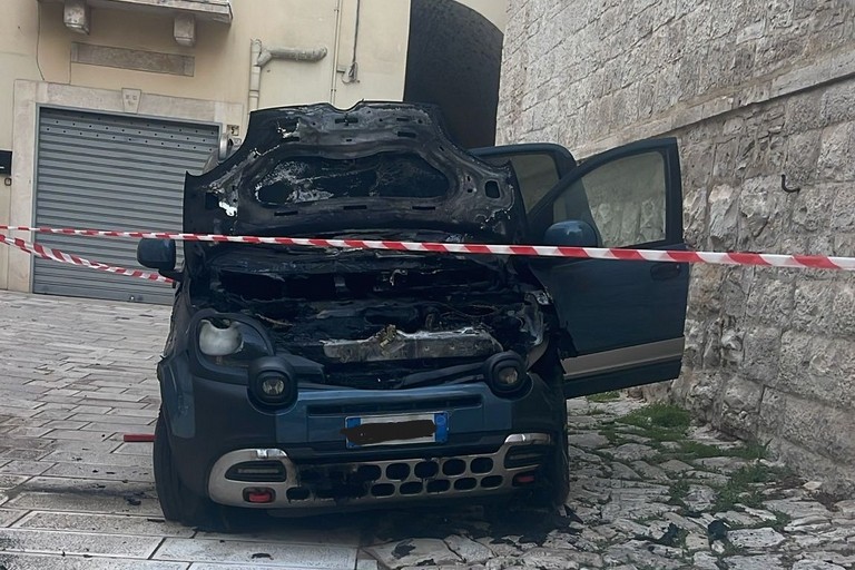 Auto incendiata Pietro Ruggiero