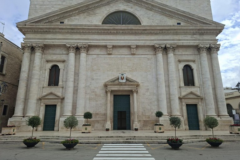 Fioriere davanti alla Cattedrale