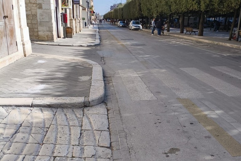 Barriere architettoniche viale Roma. <span>Foto La Corrente </span>