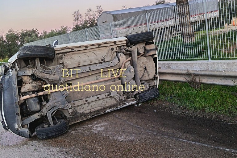 Auto ribaltata. <span>Foto Bit Live </span>