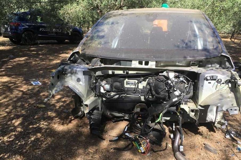 La Peugeot 308 cannibalizzata recuperata dalla Polizia Locale