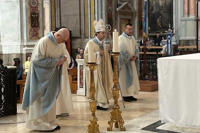 Mons. Vincenzo Turturro con don Roberto. <span>Foto Parrocchia Concattedrale San Michele Arcangelo </span>