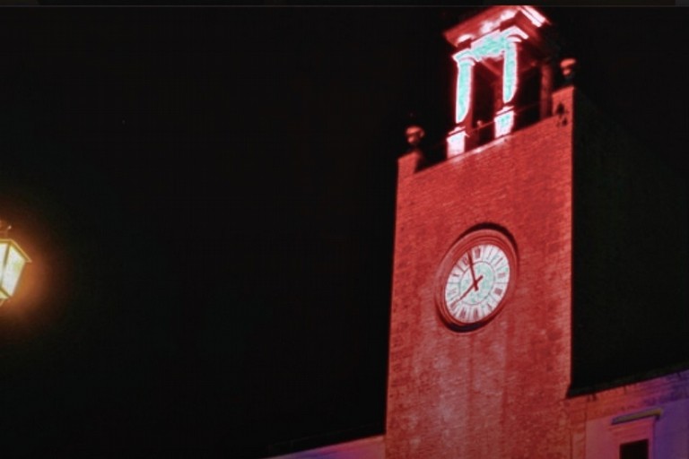 Torre dell'Orologio di rosso