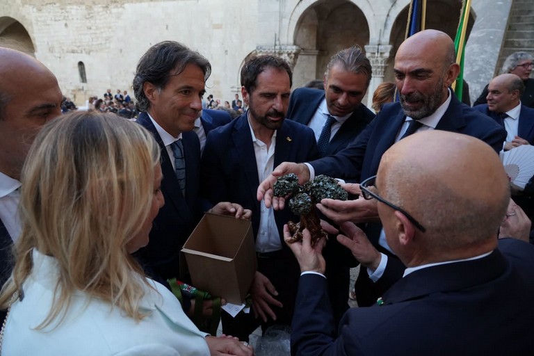 De Chirico alla cerimonia di pensionamento del Prefetto. <span>Foto Staff sindaco </span>