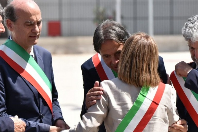 De Chirico abbraccia sindaca di Andria. <span>Foto Ruggiero de Virgilio </span>