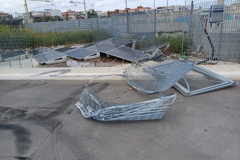 Ringhiere e pannelli fotovoltaici abbattuti