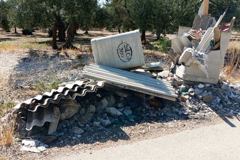 Amianto abbandonato. <span>Foto Comune di Terlizzi</span>