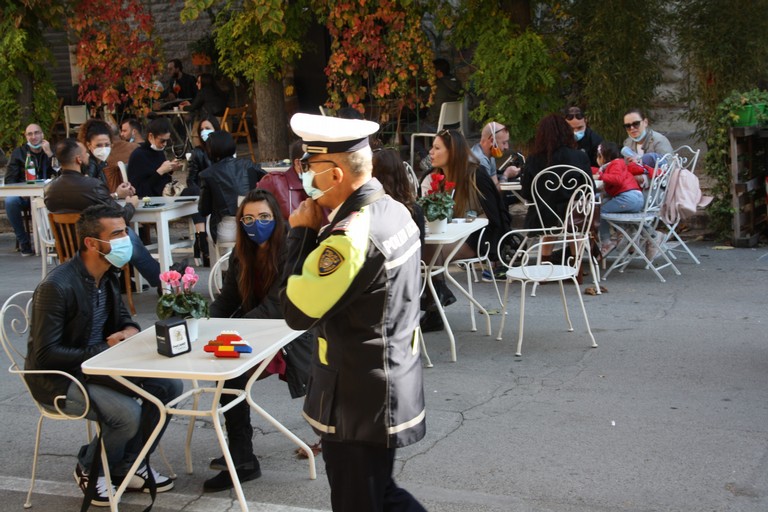 Aperitivo allaperto su corso Dante Terlizzi JPG. <span>Foto Cosma Cacciapaglia</span>