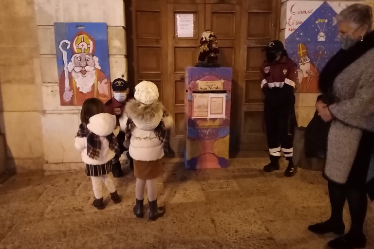 Aspettando San Nicola. <span>Foto Cosma Cacciapaglia</span>