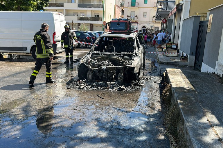 Auto andata in fiamme in via Sanremo