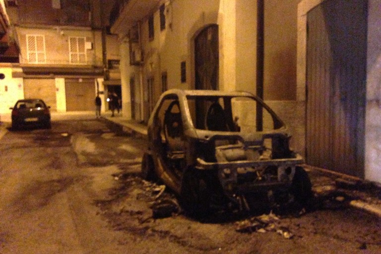 auto incendiata JPG. <span>Foto Cosma Cacciapaglia</span>