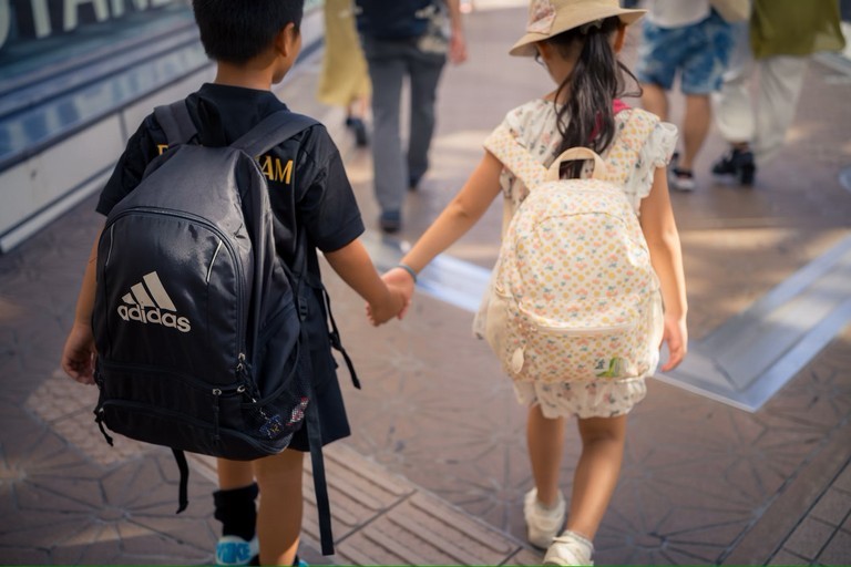 bambini che vanno a scuola