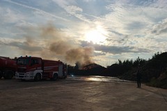 Furioso incendio nella ex Ferramenta Pugliese. Area sotto sequestro