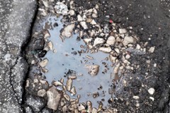 Buche nell'asfalto, l'amarezza di Mariangela Galliani