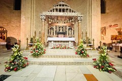I fiori di Terlizzi nella Basilica di San Nicola per il rito seguito da migliaia di fedeli