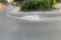 Rotatoria viale dei Giardini in condizioni pessime: l'attacco di Barione