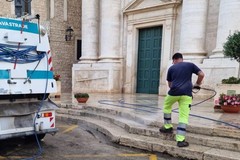 Pulizia e lavaggio strade nel centro storico di Terlizzi: operai al lavoro