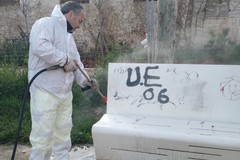 Vandalizzate panchine davanti al PalaFiori: l'ira del sindaco