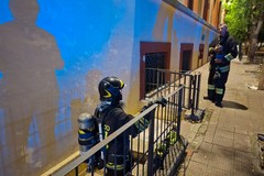 Dà fuoco ad un materasso nei pressi di un immobile comunale: intervento nella notte dei Vigili del Fuoco