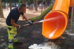 A Terlizzi operatori al lavoro per il lavaggio di giostrine e panchine nei parchi pubblici