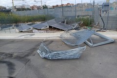 Ringhiere e pannelli solari danneggiati in viale del Lilium da manovre TIR