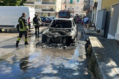 Auto prende fuoco mentre è in transito: tanta paura in via Sanremo