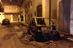 In fiamme una Smart sabato notte