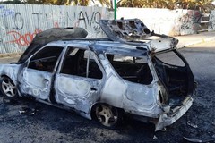 Auto in fiamme in via Puglia