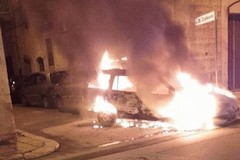Paura in centro per un'auto in fiamme in via Diaz