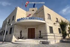 Le minacce dei "dattaroli" ai militari: «Vi butto la dinamite in Capitaneria»