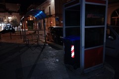 Carrellato dei rifiuti "parcheggiato" in una cabina telefonica di Terlizzi