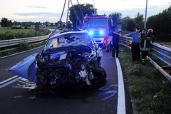 Auto sfonda il guard rail e vola dal ponte: morti un 36enne e un 45enne