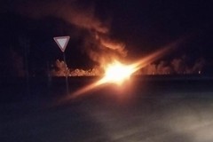 In fiamme una roulotte del piacere a Terlizzi, indagano i Carabinieri