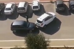 Spingono l'auto con un'altra e scappano: il furto in un VIDEO choc