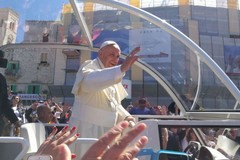 Se ne va il Papa con don Tonino nel cuore. Nel 2018 gli rese omaggio