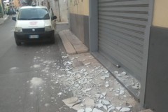 Cadono calcinacci in viale dei Garofani