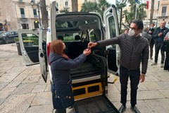 Un nuovo mezzo per il trasporto disabili: ieri la consegna in piazza Cavour