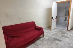 Migranti allestiscono un alloggio nel bagno pubblico di via Savoia
