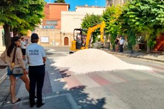 Percorso Carro Trionfale, steso il pietrisco sulle vie del centro - FOTO