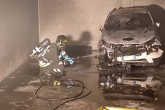Auto prende fuoco all'interno di un garage di via Metastasio
